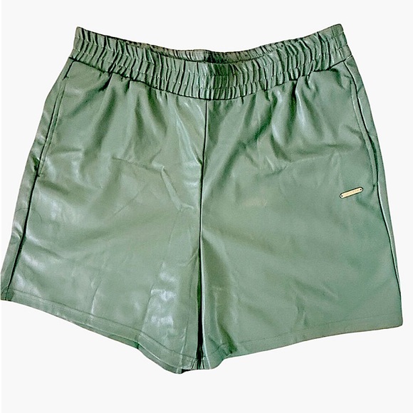 Fabletics Vegan Leather High Waist Green Stretch Athleisure Shorts  SZ Large NWT - Picture 2 of 10